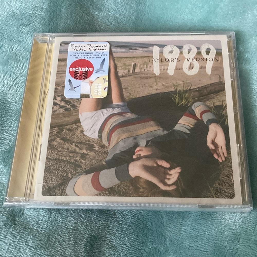 Taylor Swift 1989 TV Sunrise Boulevard Yellow CD including the vault polaroids